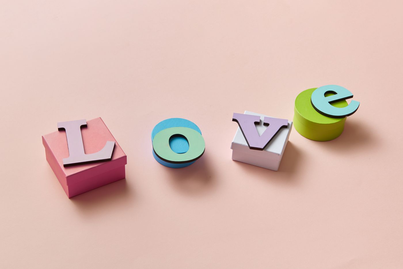 3d printed marriage gift — Creative arrangement of colorful love letters on a pastel background, perfect for design and craft projects