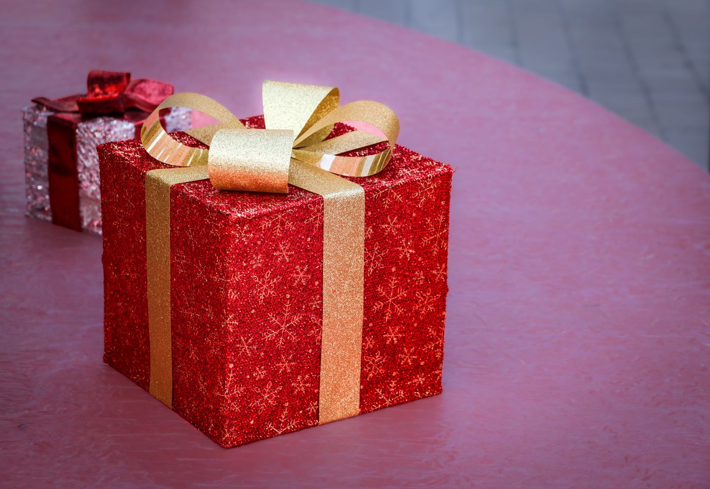 3d printer accessories gift — Elegant red gift box with gold ribbon, perfect for Christmas celebrations and holiday gifting